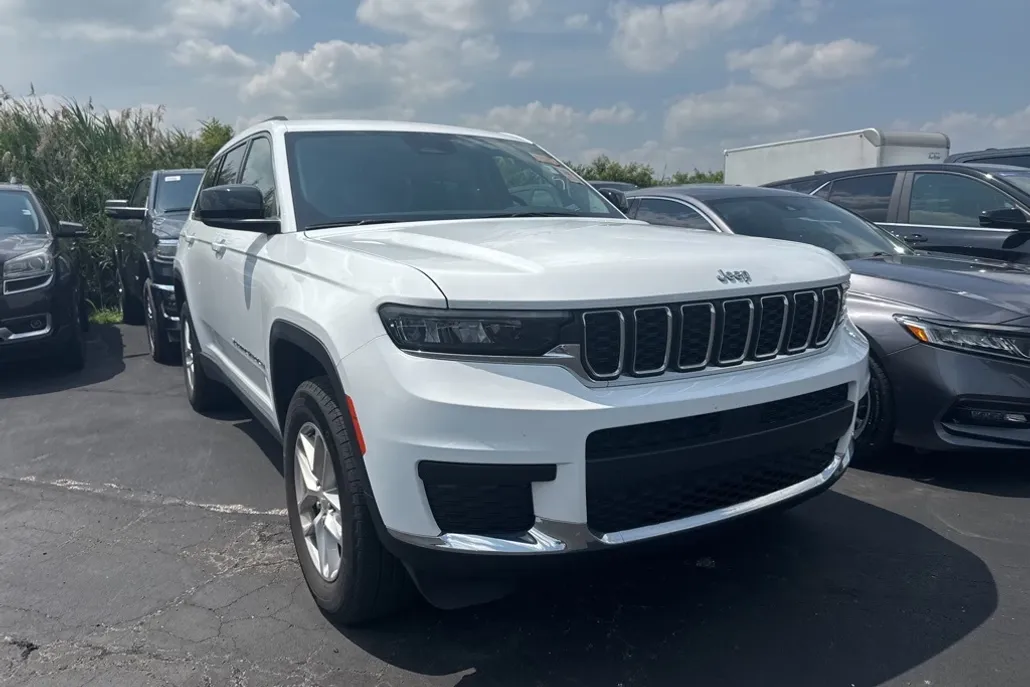 2023 Jeep Grand Cherokee Laredo photo 1