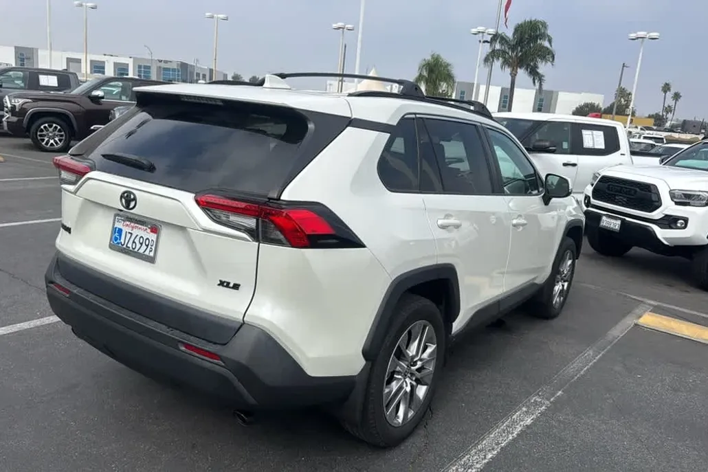2022 Toyota RAV4 XLE Premium photo 1