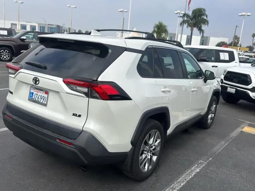 2022 Toyota RAV4 XLE Premium photo 1
