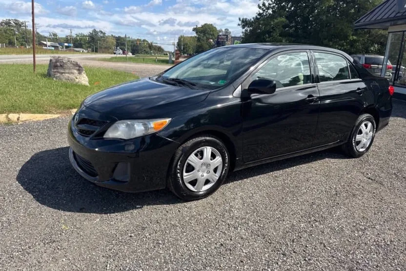 2011 Toyota Corolla LE photo 1
