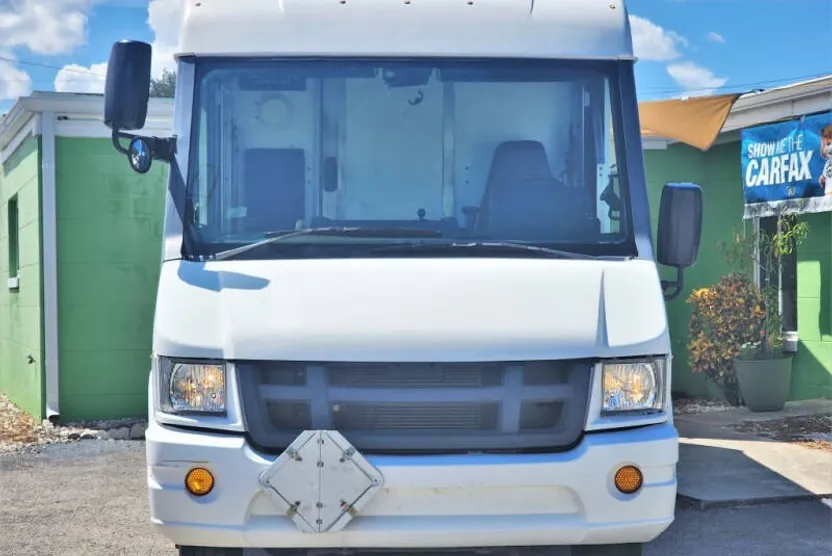 2013 Isuzu NPR photo 1