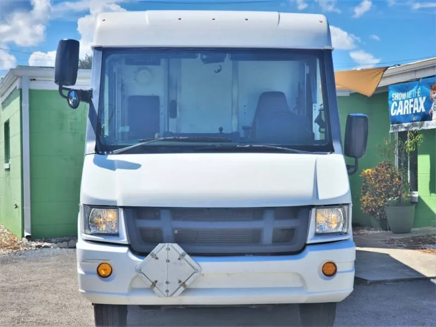 2013 Isuzu NPR photo 1