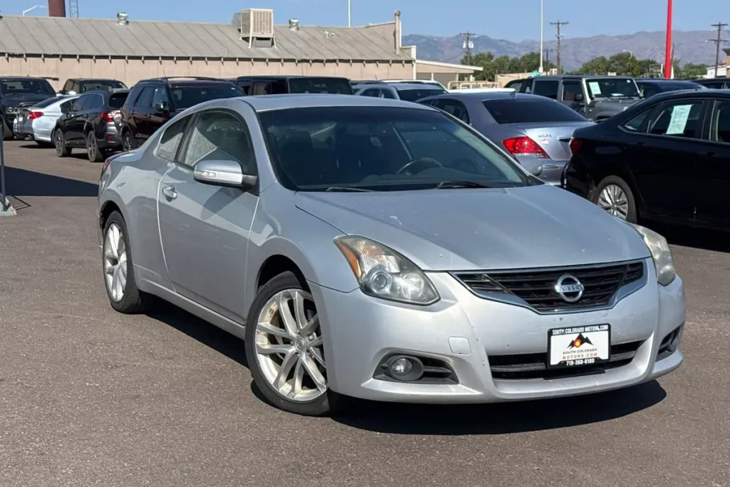 2010 Nissan Altima 3.5 SR photo 1