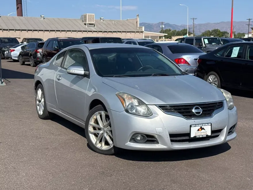 2010 Nissan Altima 3.5 SR photo 1