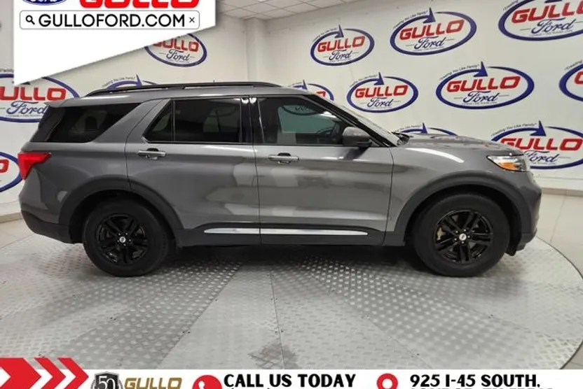 2023 Ford Explorer XLT photo 1