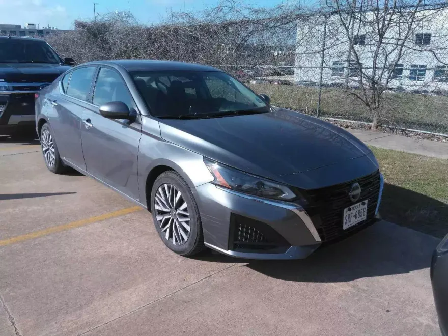 2023 Nissan Altima 2.5 SV photo 1