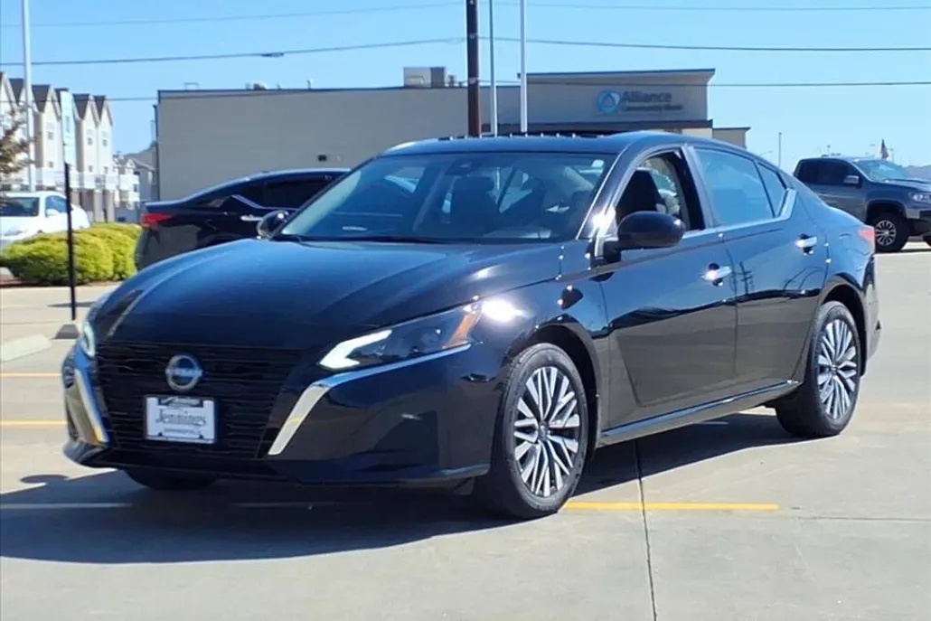 2024 Nissan Altima 2.5 SV photo 1