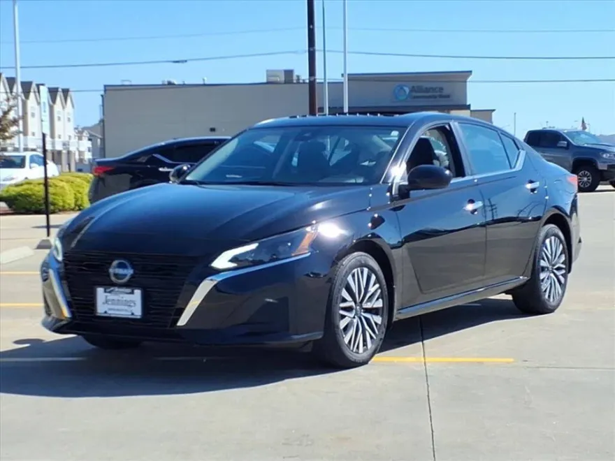 2024 Nissan Altima 2.5 SV photo 1