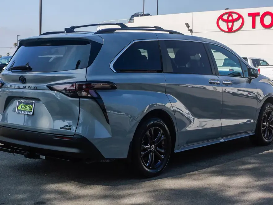 2024 Toyota Sienna Woodland Edition photo 1