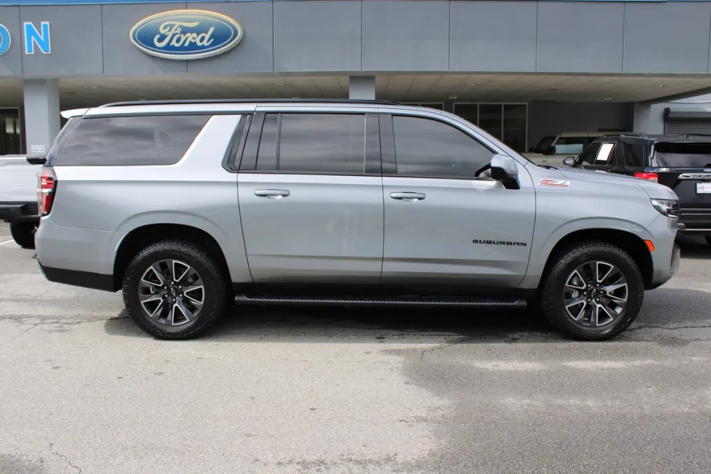 2023 Chevrolet Suburban Z71 photo 1