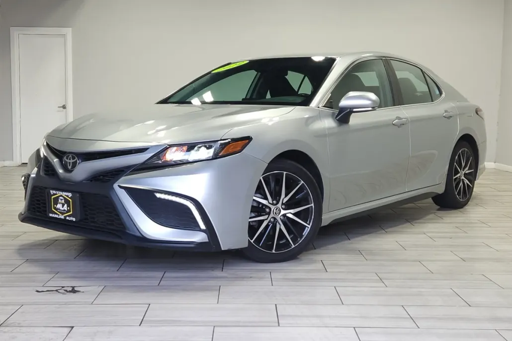 2022 Toyota Camry SE photo 1