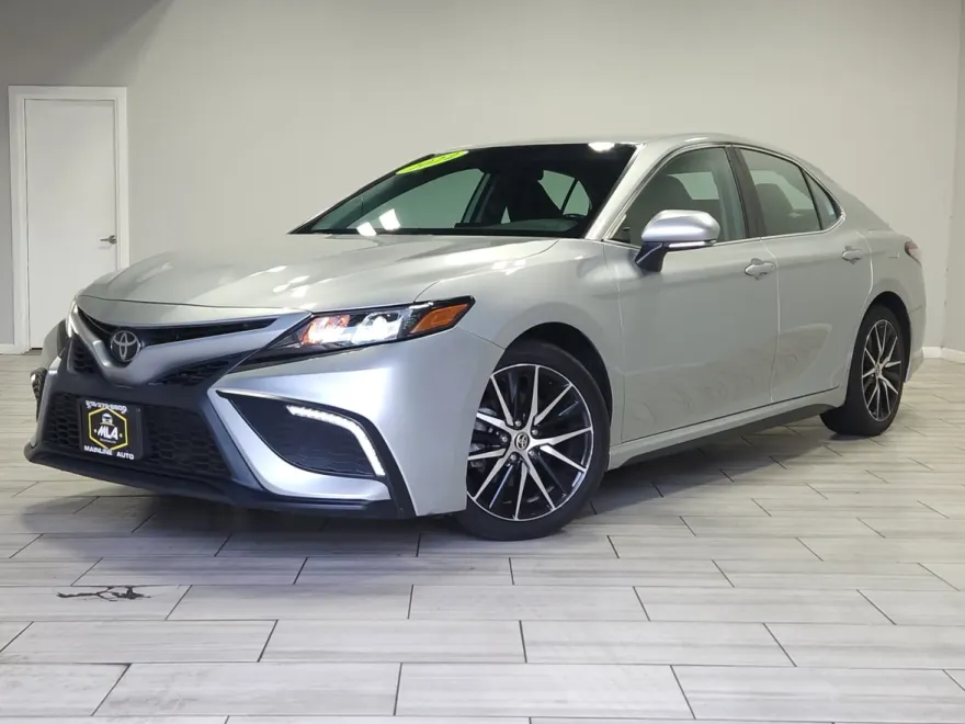 2022 Toyota Camry SE photo 1