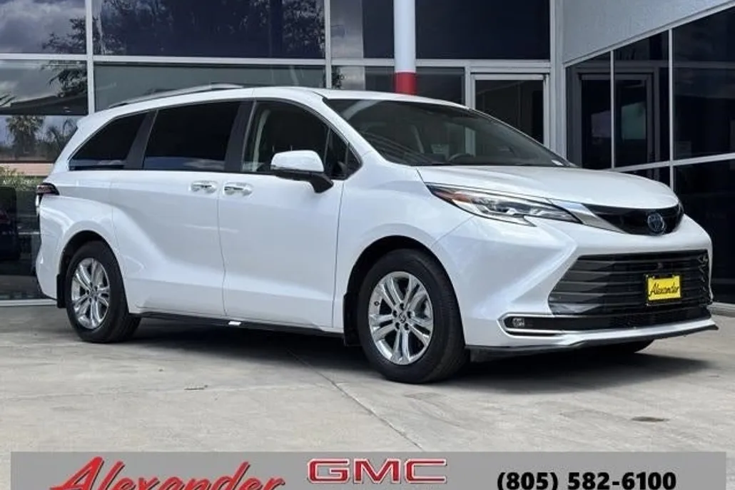 2023 Toyota Sienna Platinum photo 1
