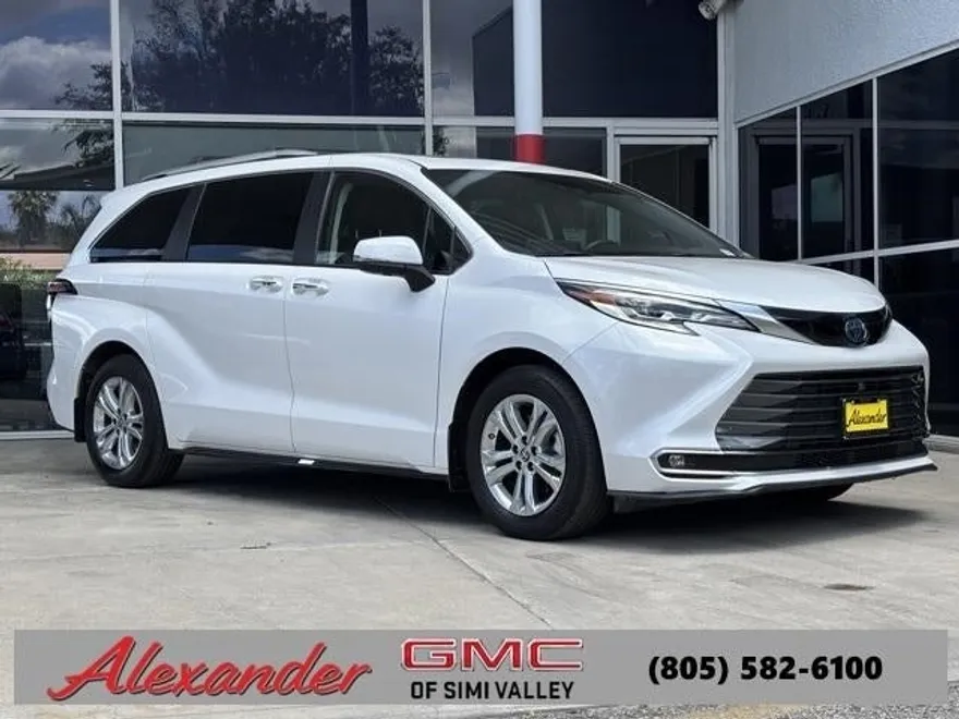 2023 Toyota Sienna Platinum photo 1
