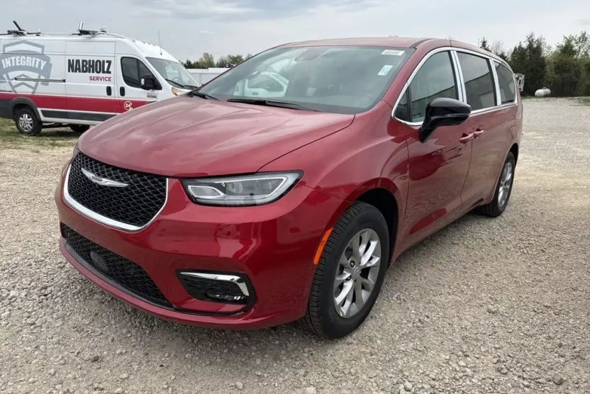 2025 Chrysler Pacifica photo 1