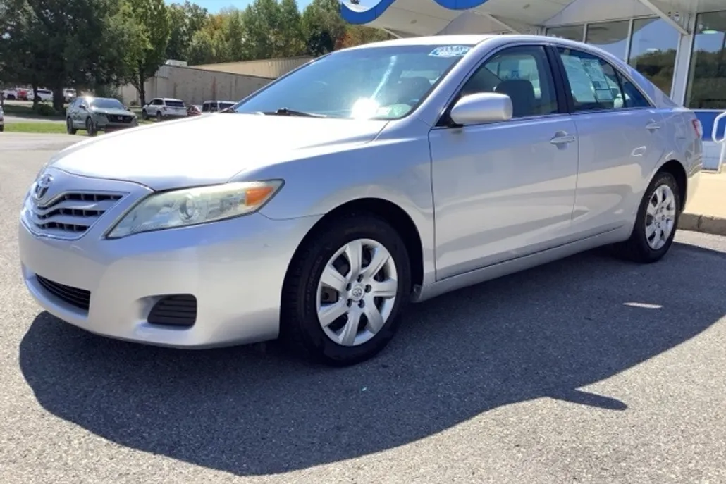 2011 Toyota Camry LE photo 1