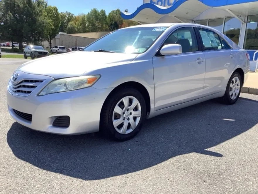 2011 Toyota Camry LE photo 1
