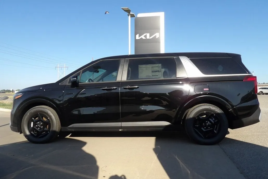 2025 Kia Carnival LXS photo 1