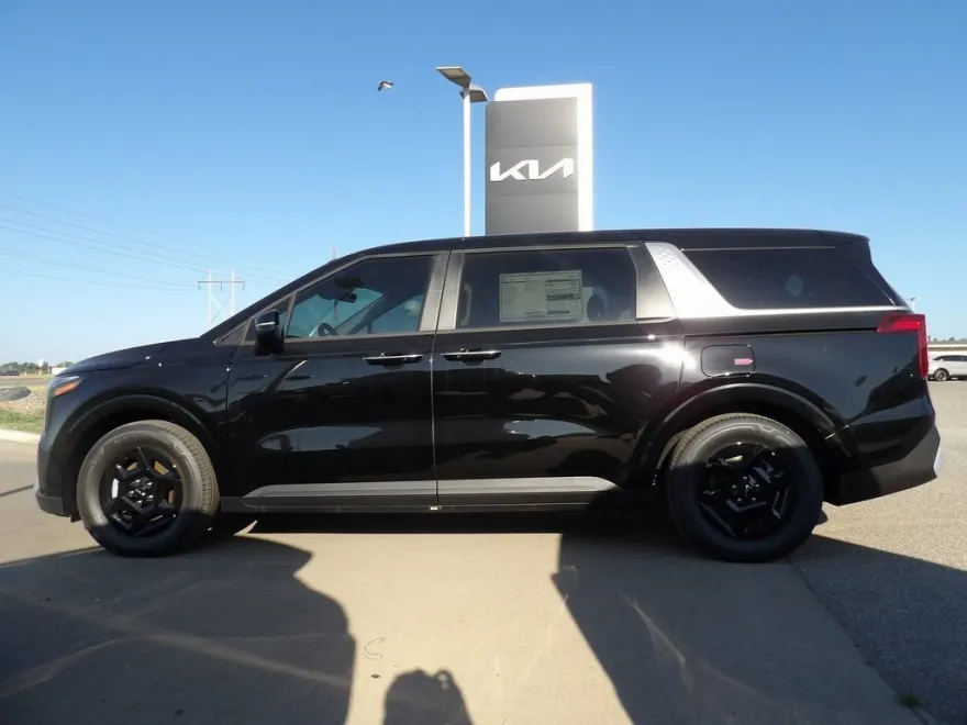 2025 Kia Carnival LXS photo 1