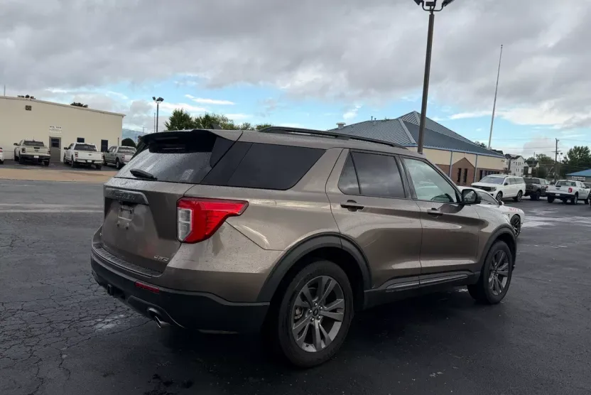 2021 Ford Explorer XLT photo 1