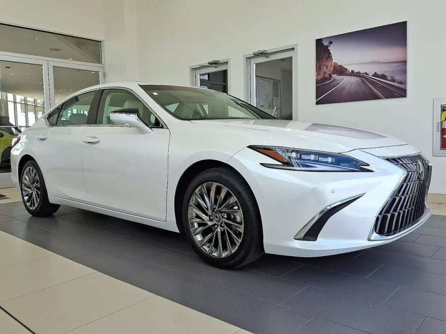 2025 Lexus ES 300h Ultra Luxury photo 1