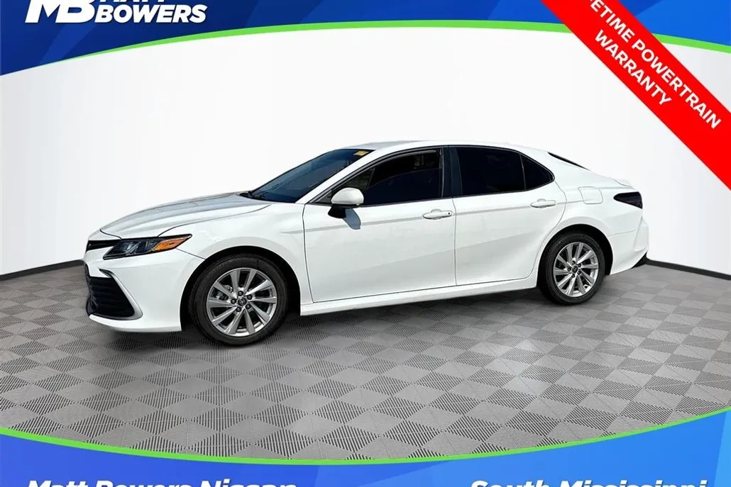 2022 Toyota Camry LE photo 1