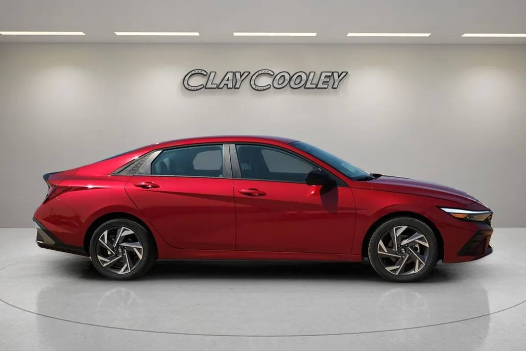 2025 Hyundai Elantra SEL Sport photo 1
