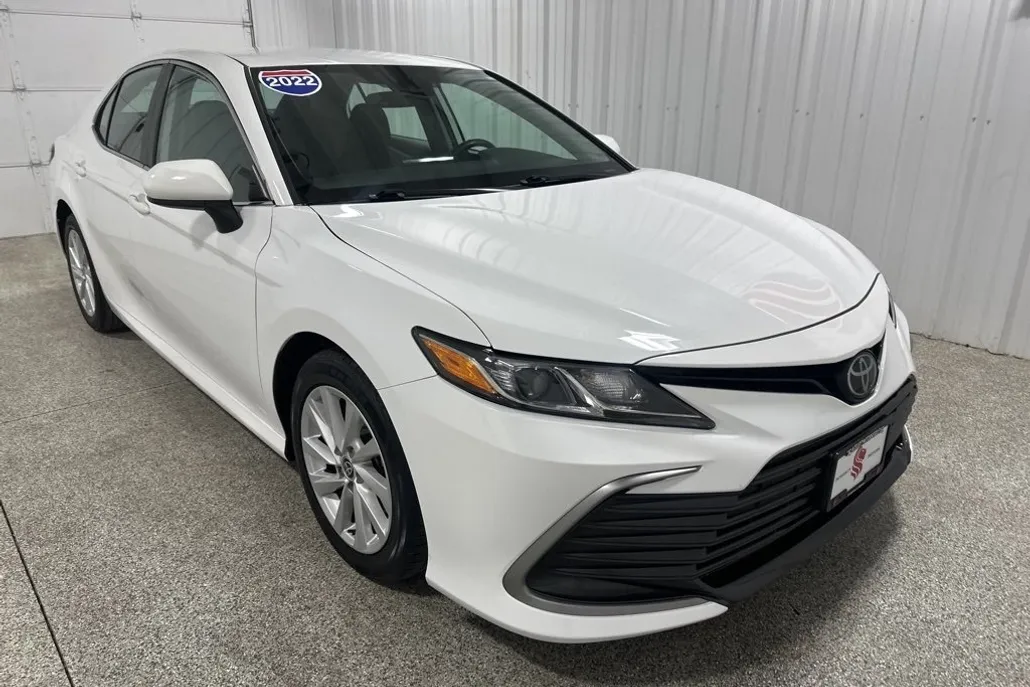 2022 Toyota Camry LE photo 1
