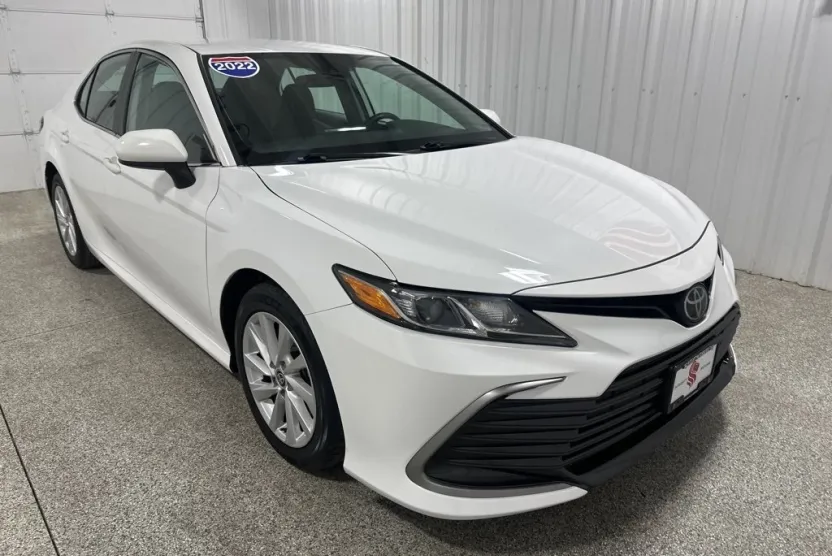 2022 Toyota Camry LE photo 1