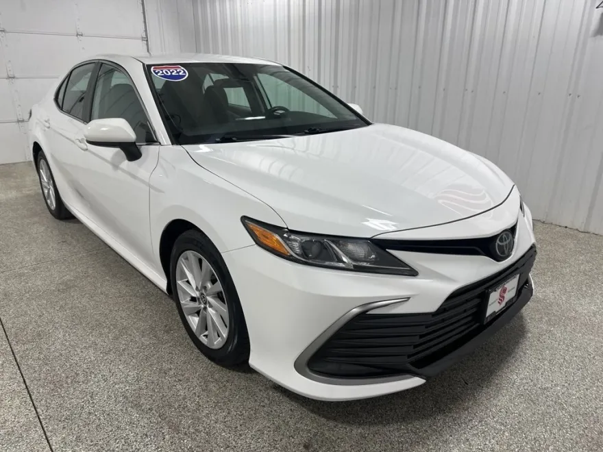 2022 Toyota Camry LE photo 1