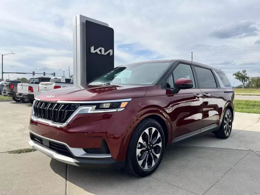 2024 Kia Carnival EX photo 1