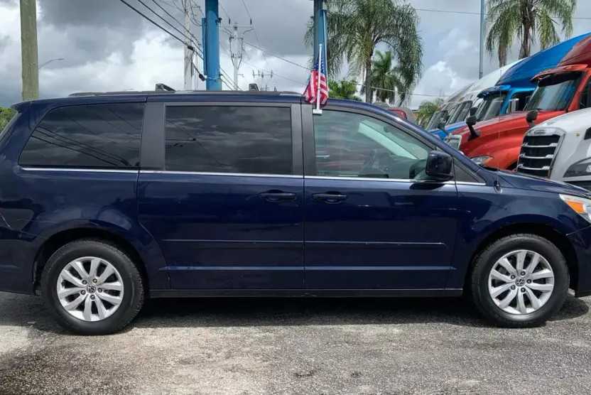 2014 Volkswagen Routan SE photo 1