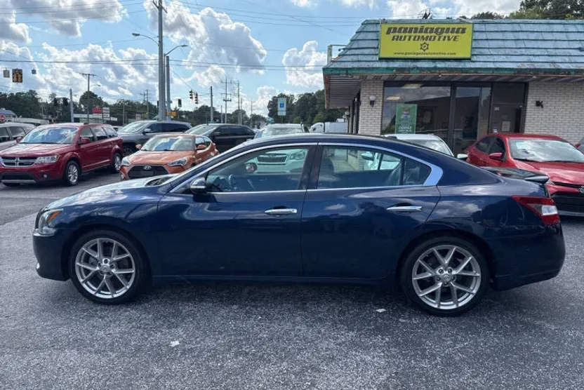 2011 Nissan Maxima SV photo 1