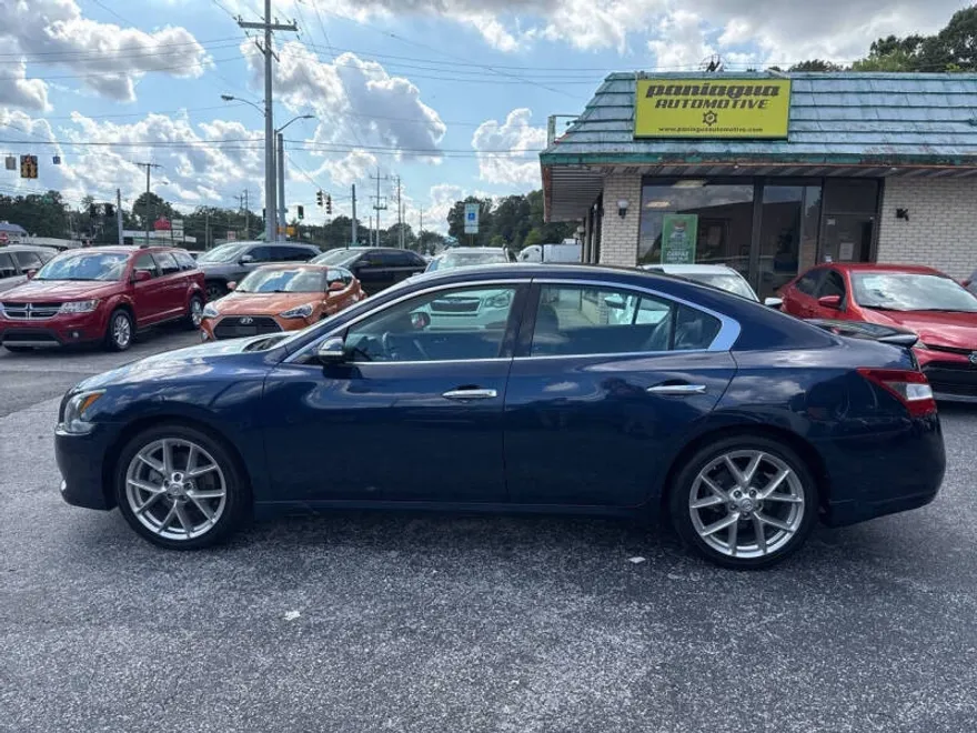 2011 Nissan Maxima SV photo 1
