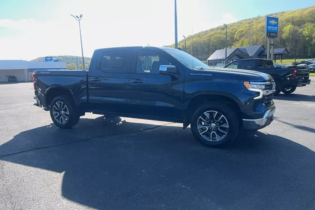 2022 Chevrolet Silverado 1500 LT photo 1