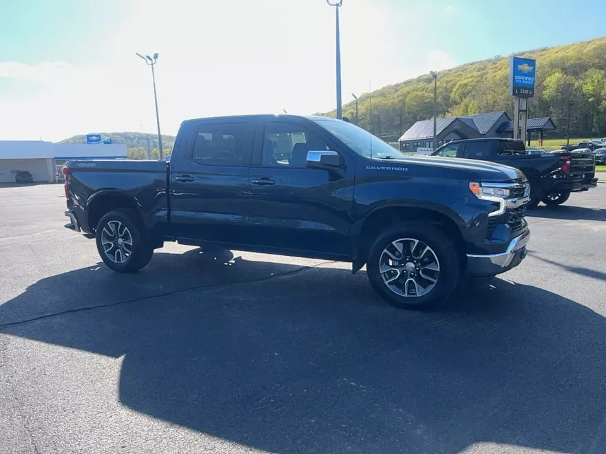 2022 Chevrolet Silverado 1500 LT photo 1