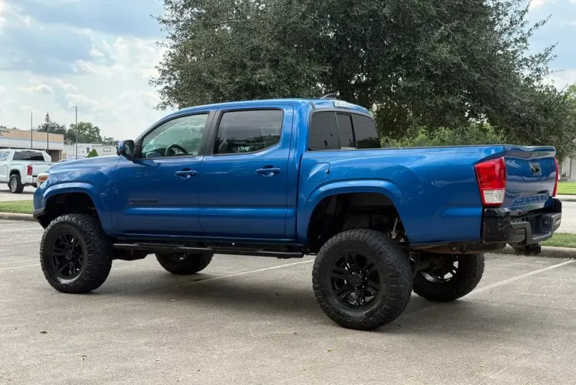 2016 Toyota Tacoma Double Cab SR5 photo 1