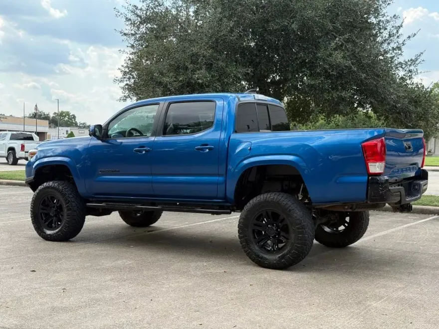 2016 Toyota Tacoma Double Cab SR5 photo 1