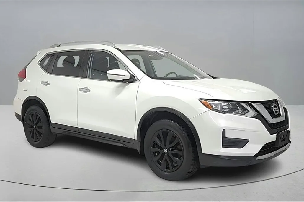 2017 Nissan Rogue SV photo 1