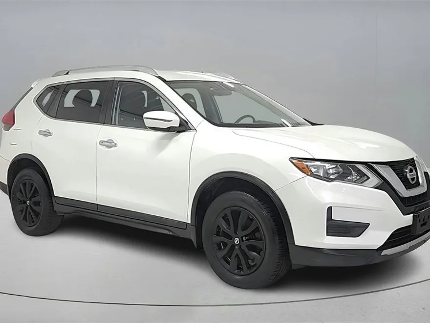 2017 Nissan Rogue SV photo 1