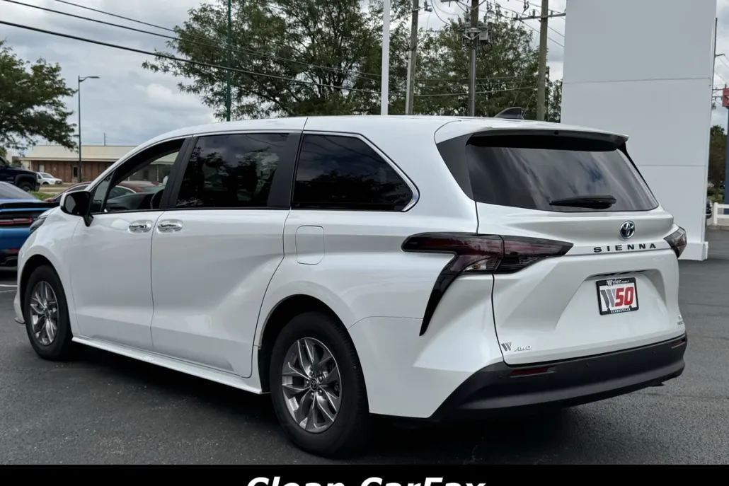 2024 Toyota Sienna XLE photo 1