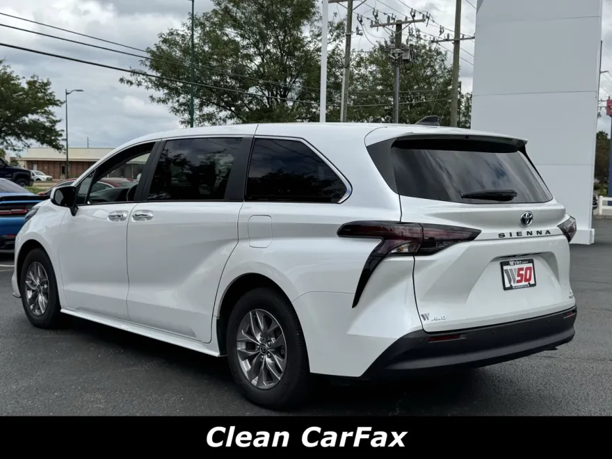 2024 Toyota Sienna XLE photo 1
