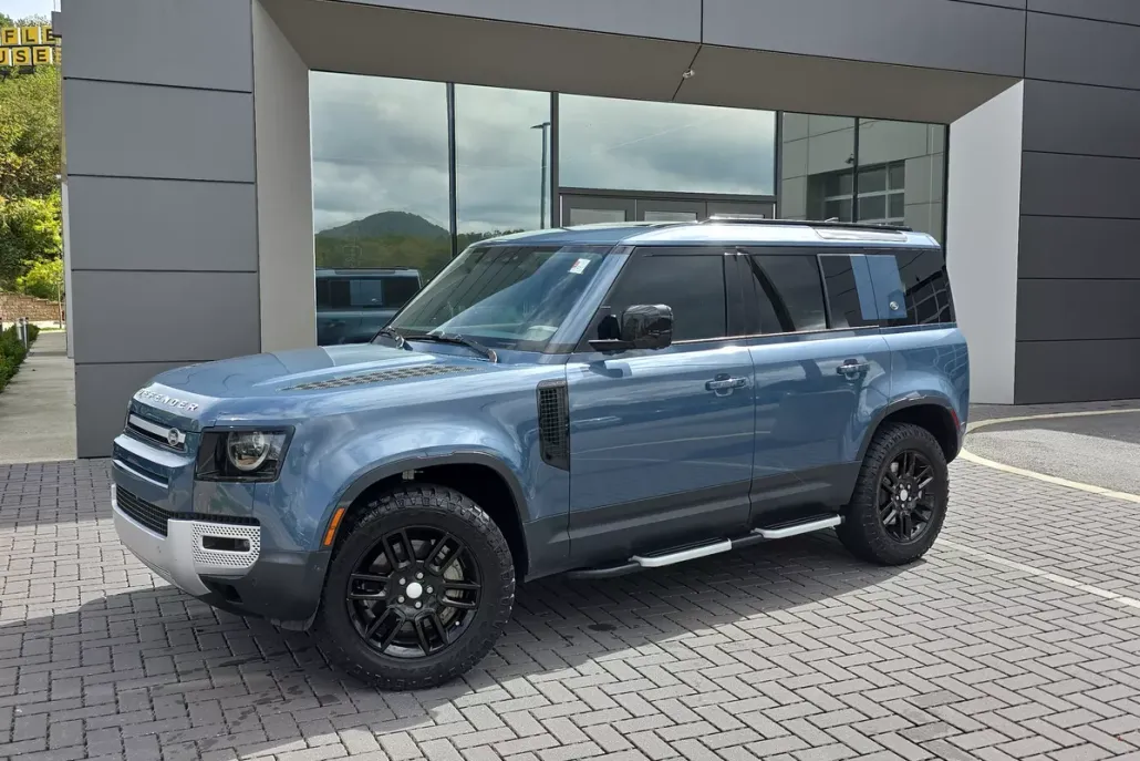 2023 Land Rover Defender 110 SE photo 1
