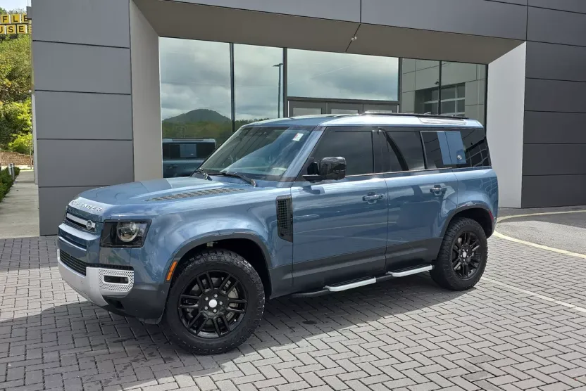 2023 Land Rover Defender 110 SE photo 1