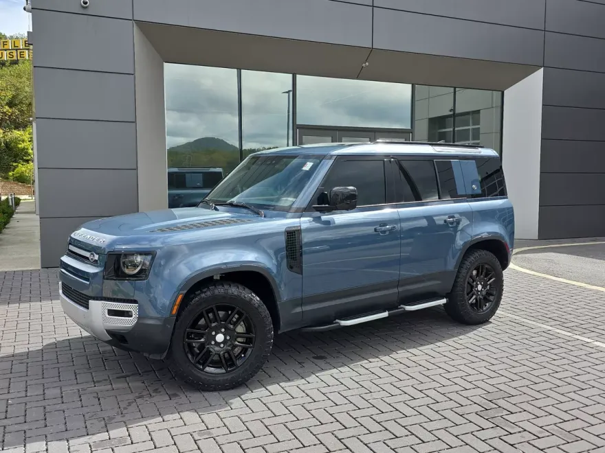 2023 Land Rover Defender 110 SE photo 1
