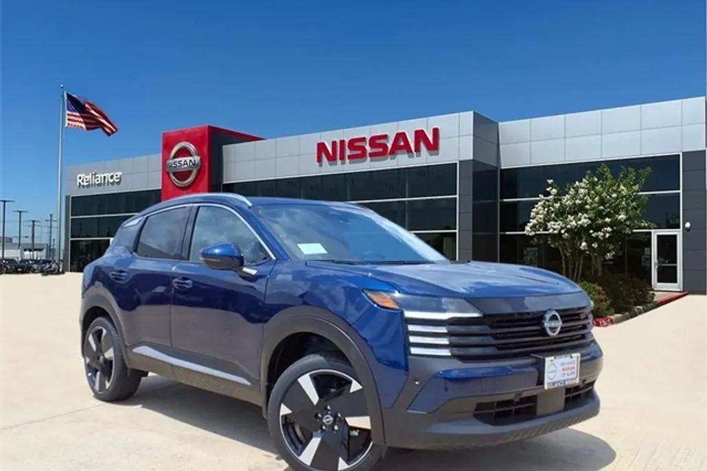 2025 Nissan Kicks SR photo 1
