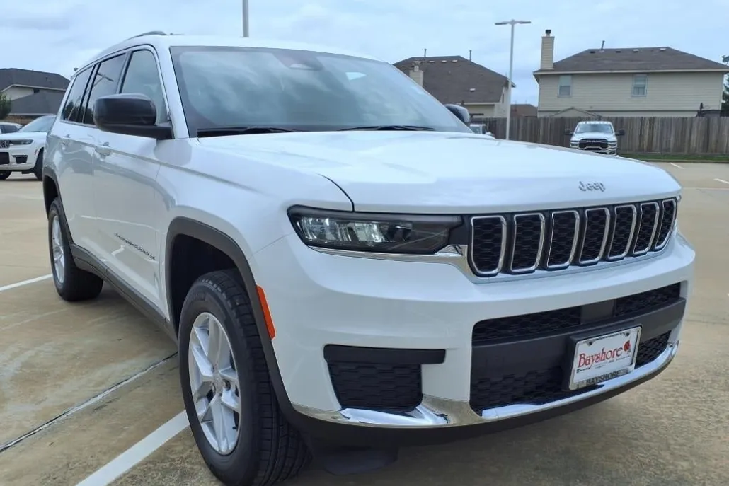 2025 Jeep Grand Cherokee Laredo photo 1