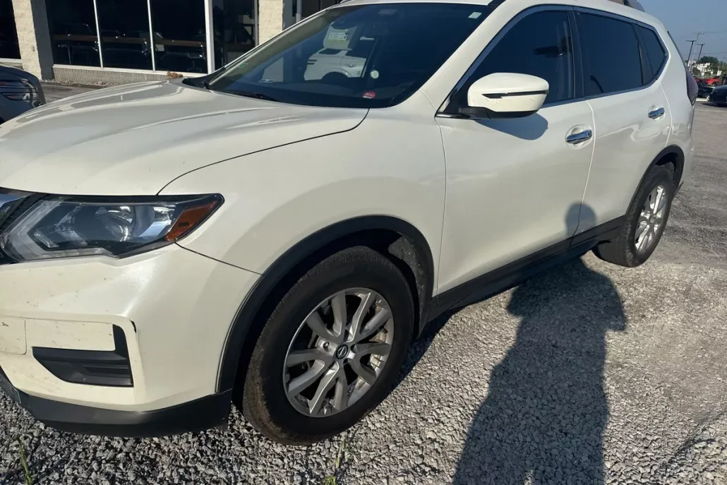 2019 Nissan Rogue SV photo 1