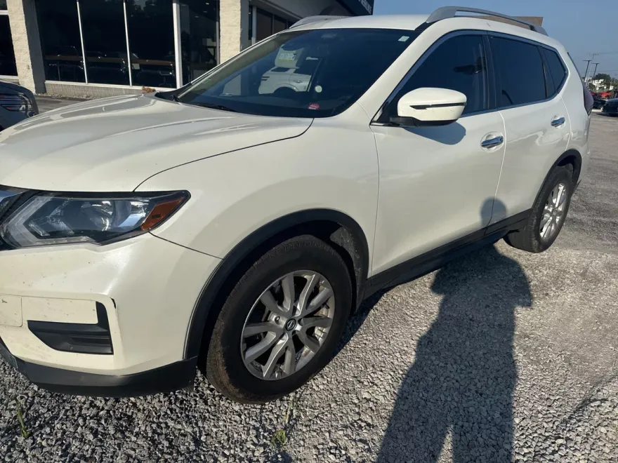 2019 Nissan Rogue SV photo 1