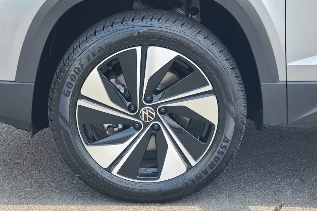 2025 Volkswagen Taos SE photo 1
